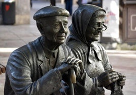 Escultura de personas mayores en la calle Laín Calvo.