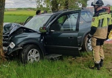 Heridos cuatro jóvenes en un grave accidente contra un árbol en Burgos