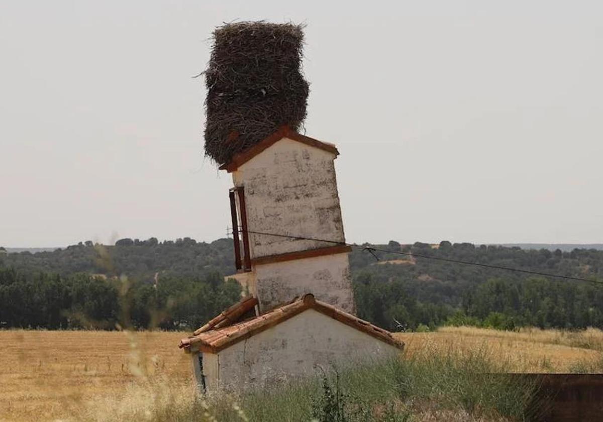 Nido de cigüeña en Burgos que ha hecho ceder la estructura de esta balsa de regadío creando una imagen muy curiosa.