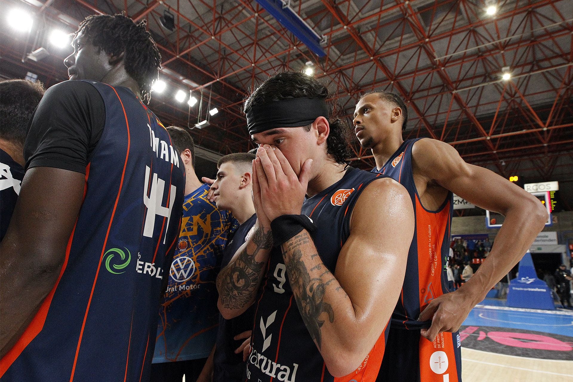 Imágenes de la derrota, aunque pase a playoffs, del Tizona