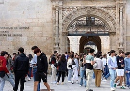 Alumnos a la entrada de la Universidad de Burgos (UBU).