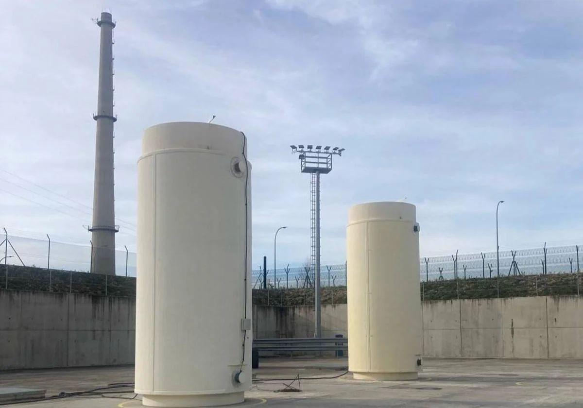 Los primeros contenedores cargados ya se asientan en el almacén temporal de Garoña.