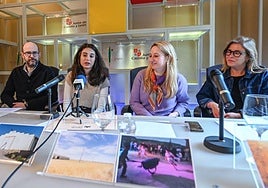 La fotógrafa Virginia Villacisla, segunda por la izquierda.