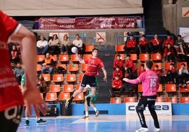 El jugador del UBU San Pablo Burgos se dispone a lanzar a portería.
