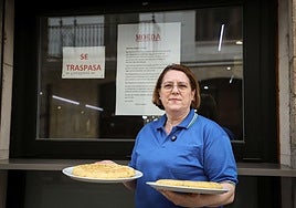Mari, propietaria del Moeda, con sus tortillas de patatas
