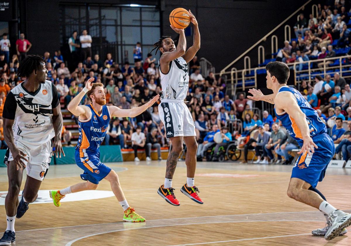 Jugadores del Flexicar Fuenlabrada y del Grupo Ureta Tizona Burgos durante el primer encuentro de playoff