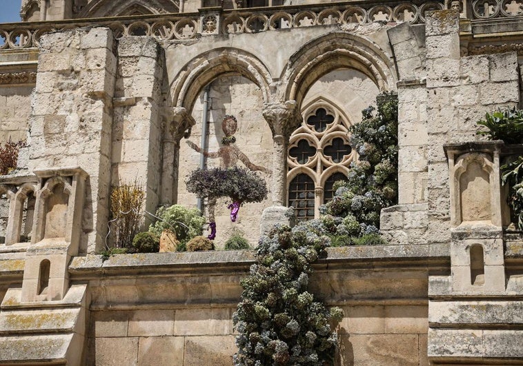 Detalle de la bailarina de la fachada de la Catedral de Burgos.