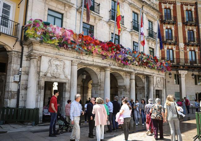 El Ayuntamiento de Burgos decorado por la Fiesta de las Flores