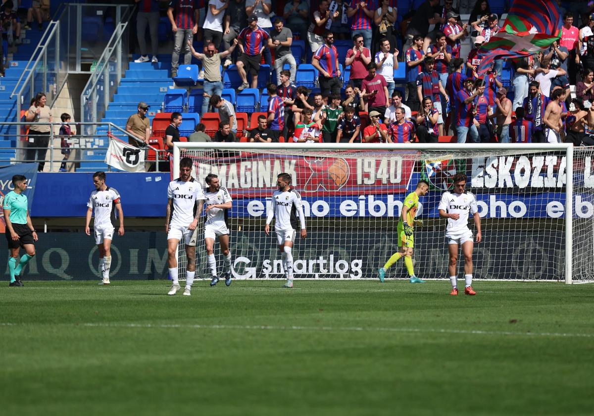 Los jugadores del Burgos CF se lamentan tras encajar el gol del Eibar este pasado fin de semana.