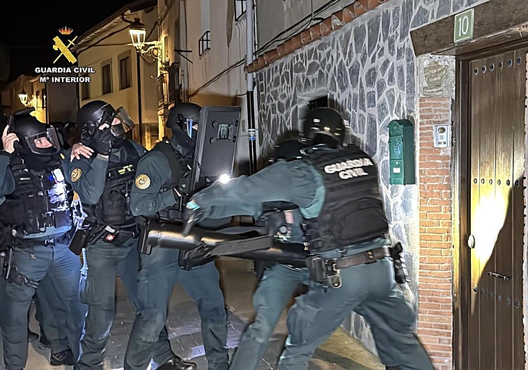 Momento en el que los agentes acceden por la fuerza a una de las viviendas investigadas.