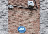Los okupas de San Miguel de Pedroso instalan una alarma para evitar robos en la casa allanada