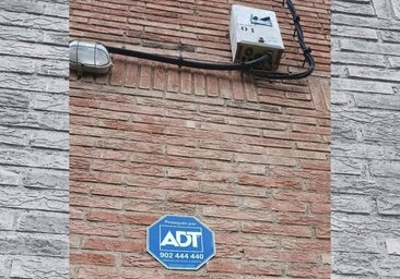 Los okupas de San Miguel de Pedroso instalan una alarma para evitar robos en la casa allanada