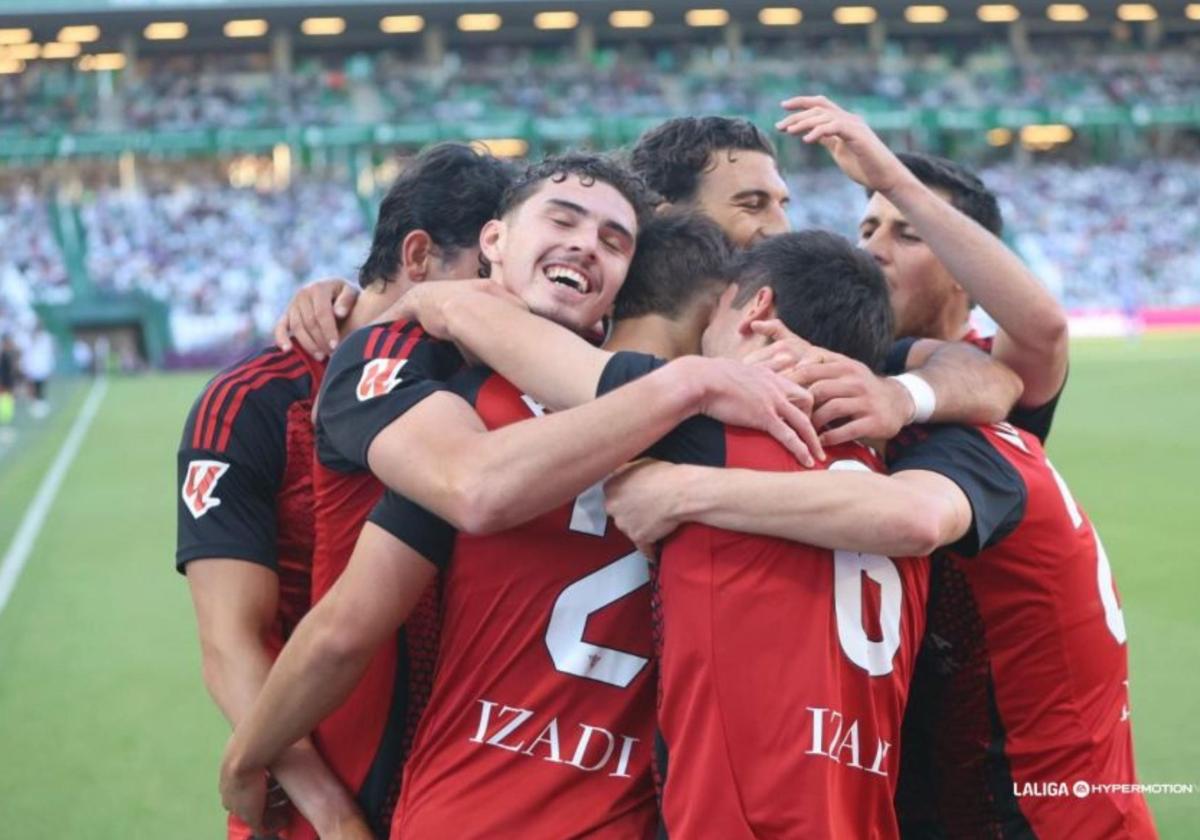 El Mirandés celebra uno de los goles que les clasifica para los play off.
