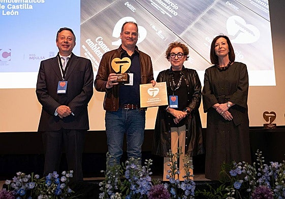Víctor Adot recibe el premio de manos de la Directora General de Comercio y Consumo de la Junta de Castilla y León, María Pettit junto al presidente Federación de Empresarios de Comercio de Burgos FEC Burgos, Consuelo Fontecha.