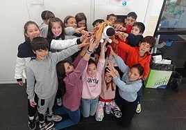 Los alumnos de 5º de Primaria con la mascota que sortearon.