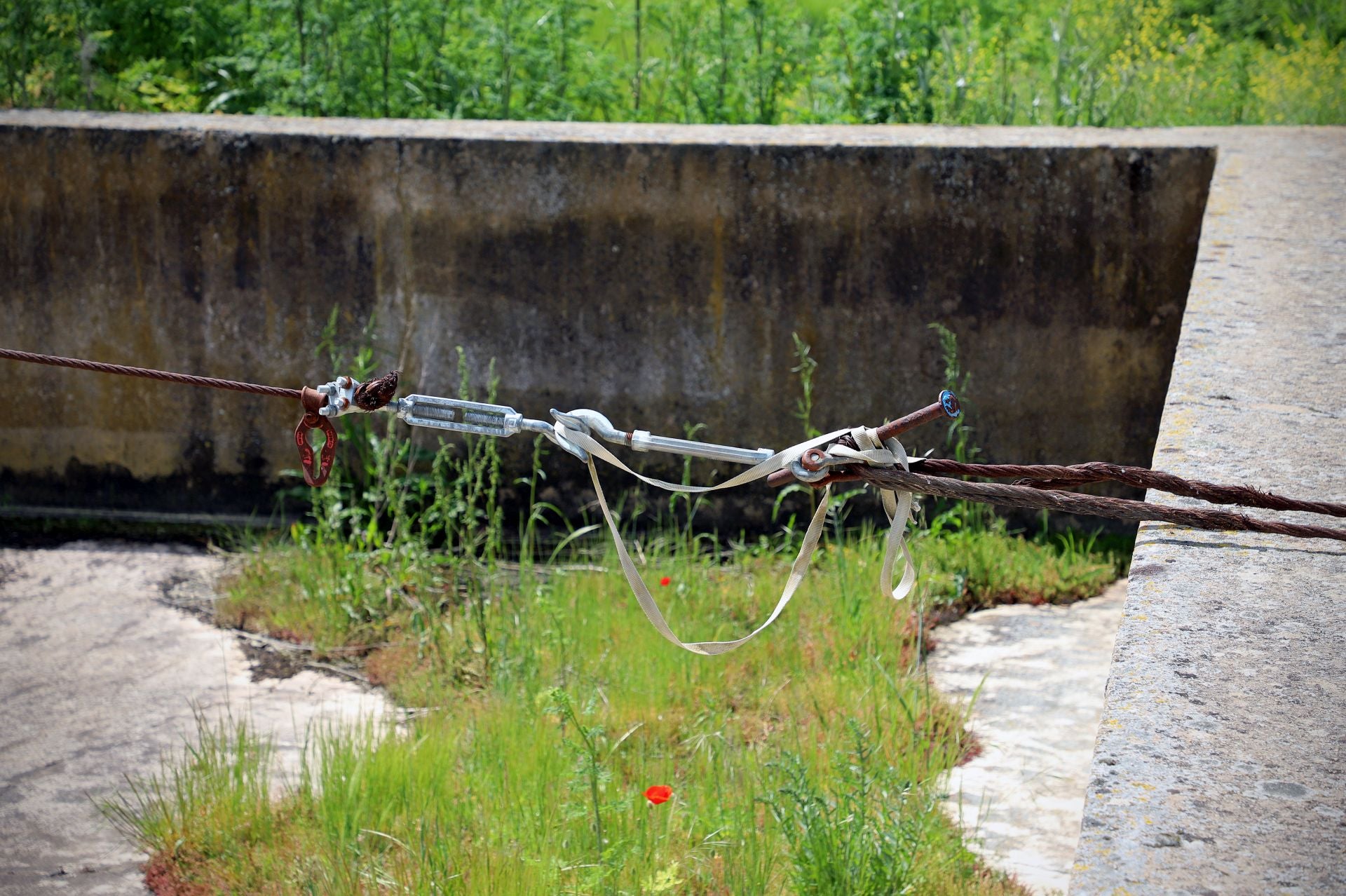 El cable con el que se ha intentado sujetar la torre inclinada de la estructura.