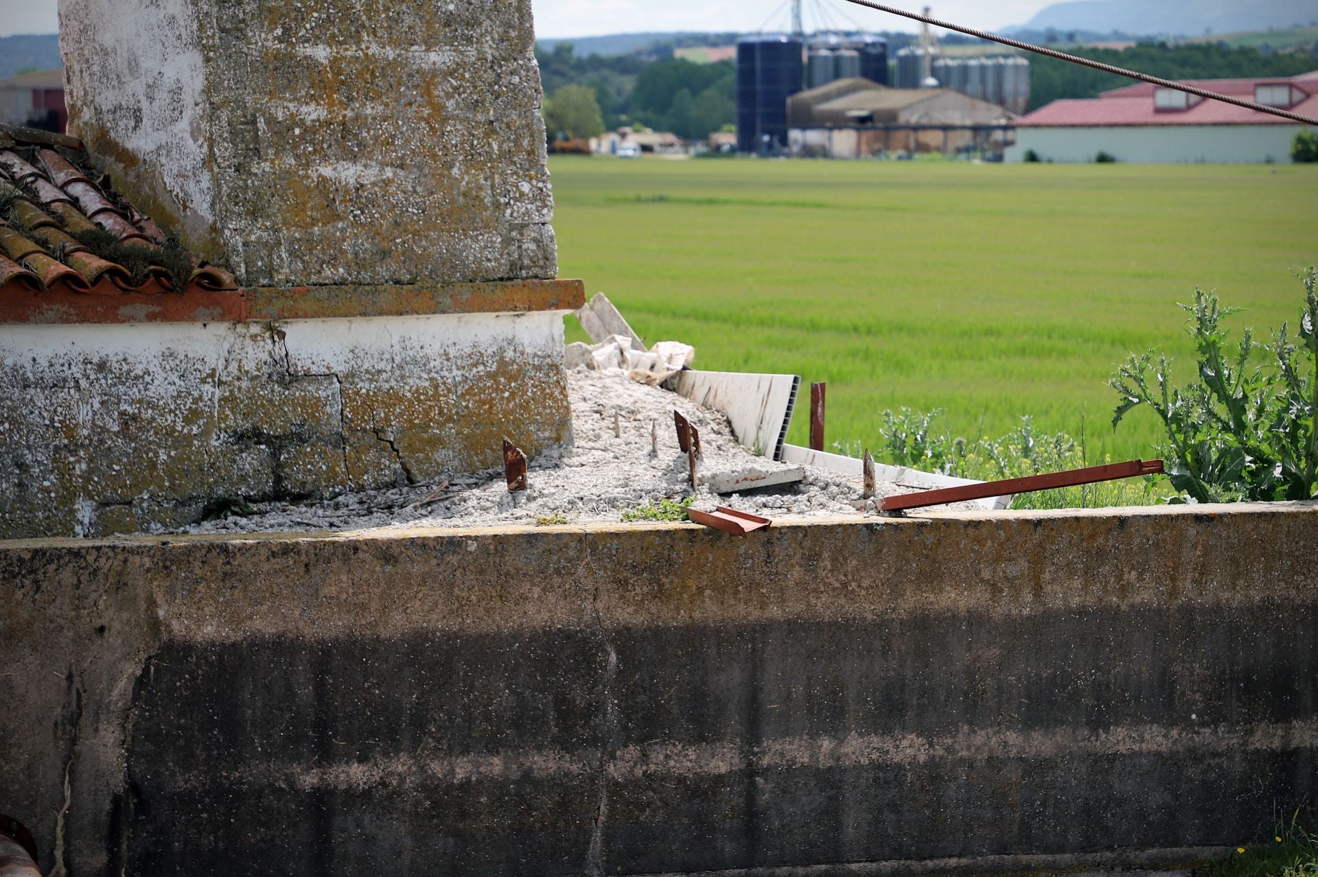 El cable con el que se ha intentado sujetar la torre inclinada de la estructura.