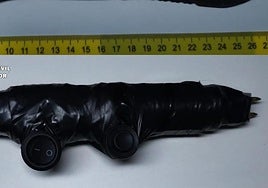 La navaja y el arma de descarga eléctrica incautadas al menor.