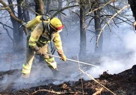 Un profesional trabaja en la extinción de un incendio.