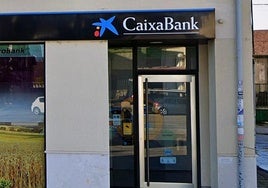 Imagen del exterior de la entidad bancaria cuyo cajero fue asaltado en Sotopalacios.