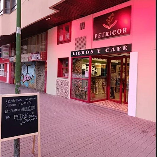 Entrada a la cafetería librería Petricor.
