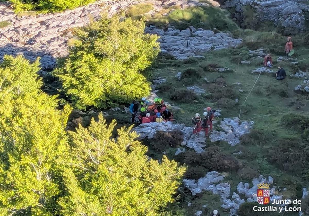 Imagen del rescate realizado en la Torca de los Monteros.