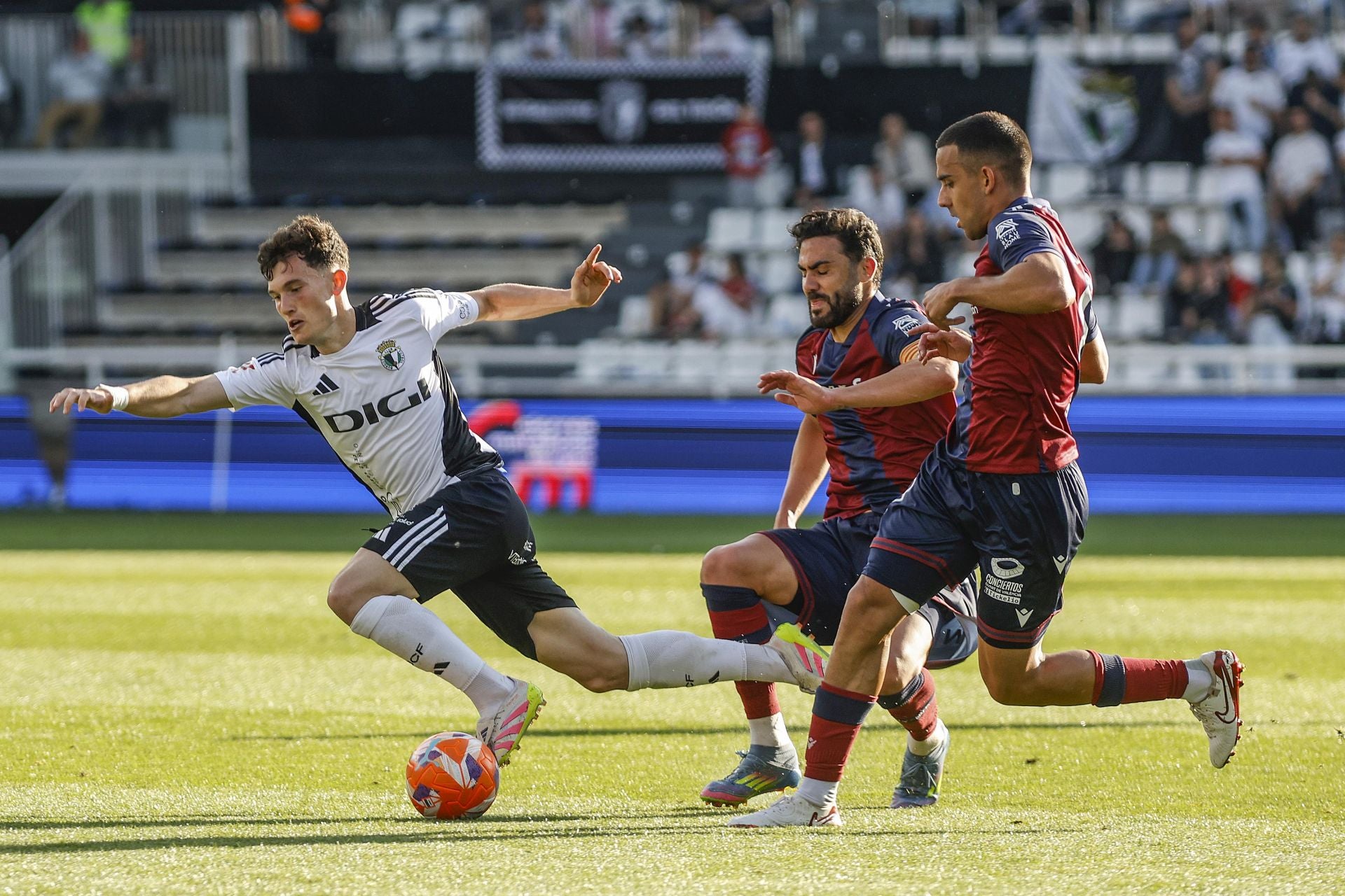 El Levante sella el ascenso directo en El Plantío