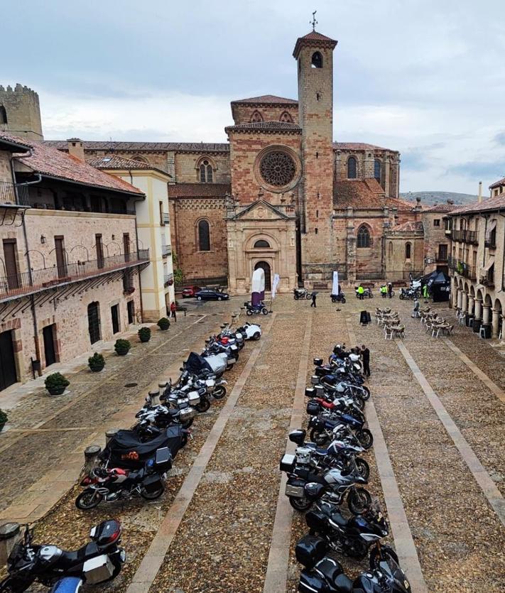 Imagen secundaria 2 - Arriba, motoristas junto a la Estatua del Cid en Mecerreyes; abajo, a la izquierda, en el Arco romano de Medinaceli y a su lado en la plaza Mayor de Sigüenza, Guadalajara.