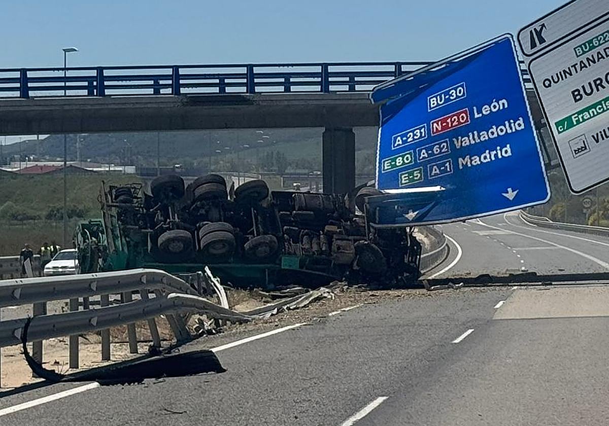 Estado en el que ha quedado el camión tras el accidente.