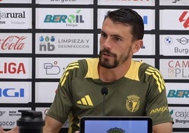 Álex Atienza durante la rueda de prensa.