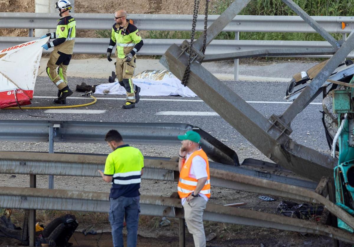 El camión ha quedado volcado en la mediana y parte de la calzada.