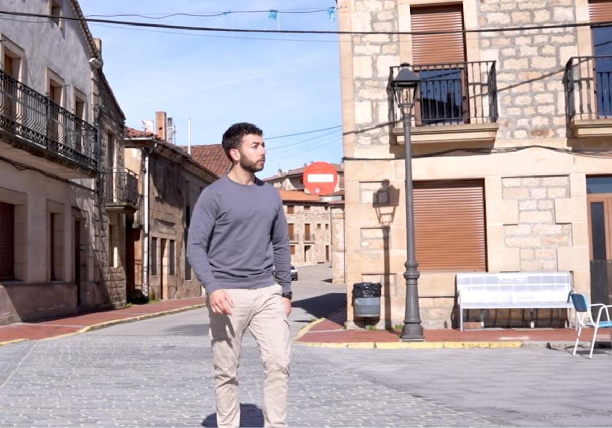 Rodrigo Gil Mateo en la plaza de Palacios de la Sierra, el pueblo donde se encuentra el negocio que abrieron sus abuelos y que continúa su madre, El Cine.