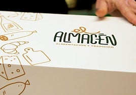 Rodrigo Gil Mateo en la plaza de Palacios de la Sierra, el pueblo donde se encuentra el negocio que abrieron sus abuelos y que continúa su madre, El Cine.