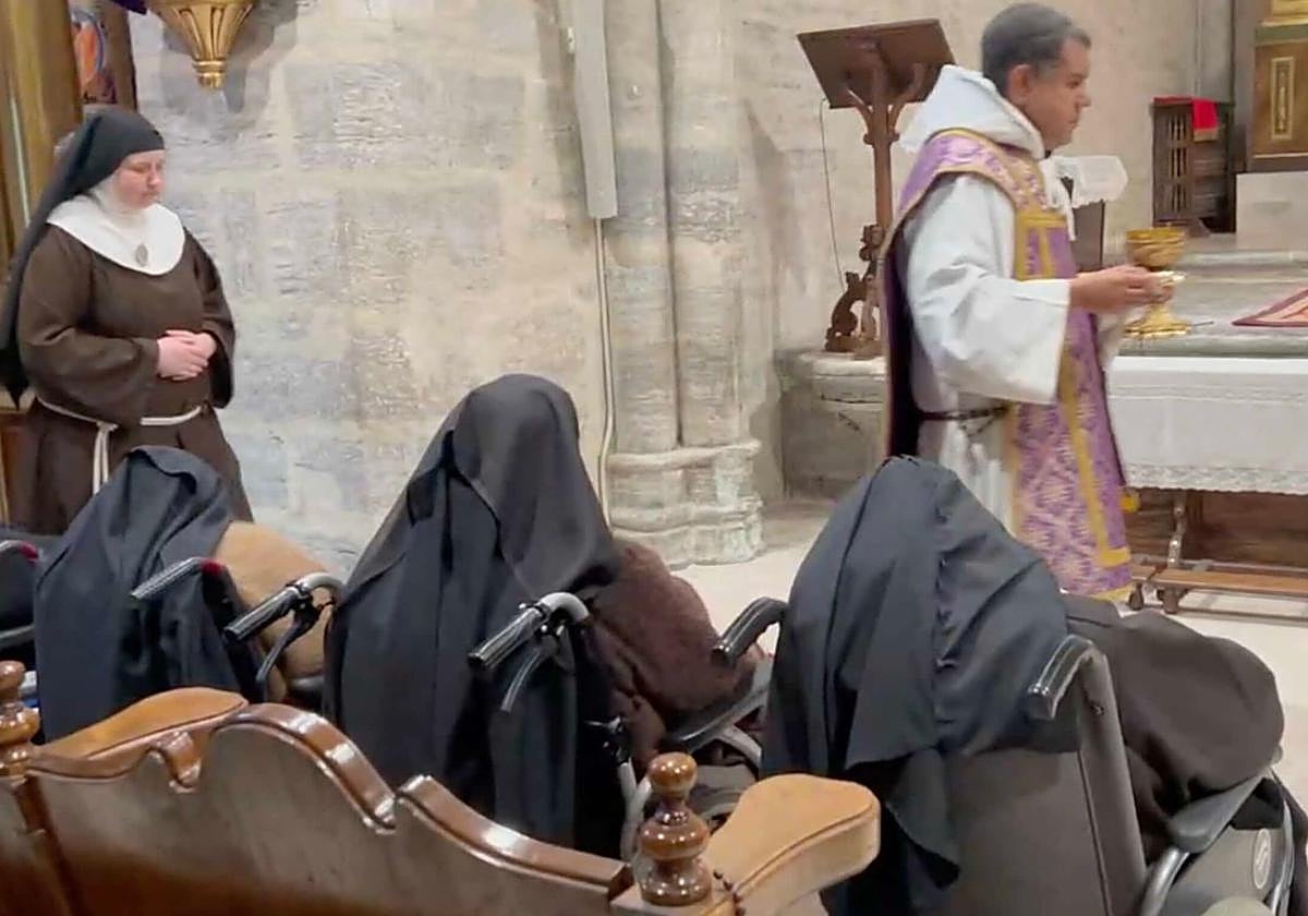 Tres de las monjas más mayores de Belorado, en silla de ruedas en una misa al estilo preconciliar con las cismáticas.
