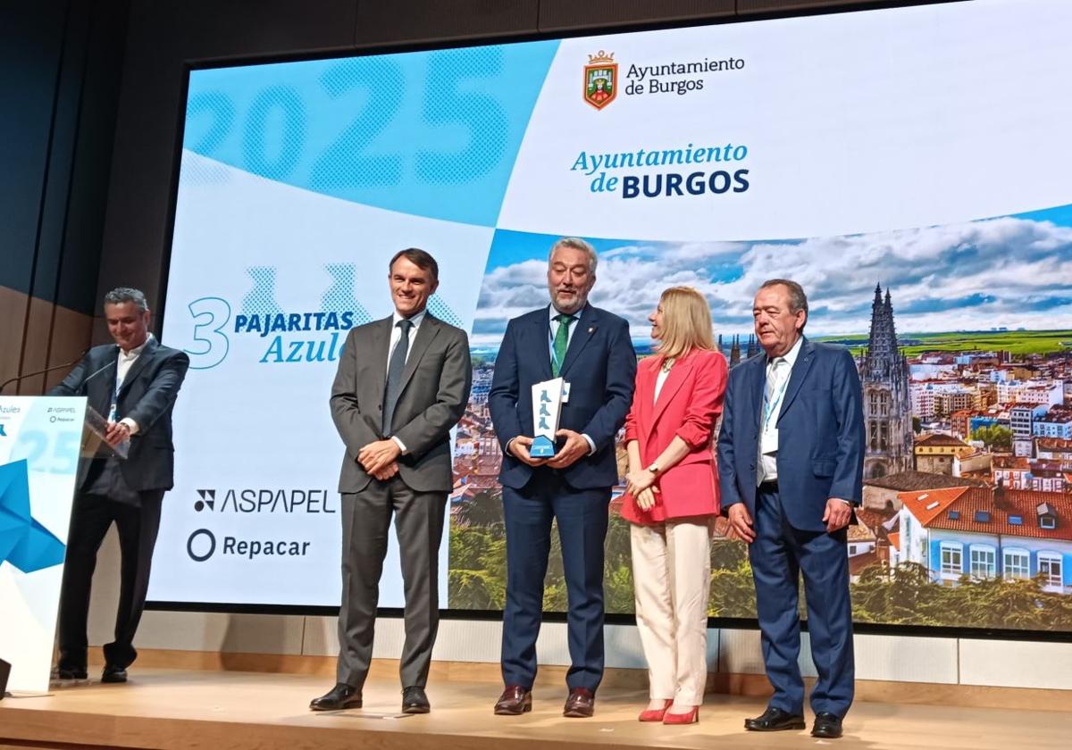 Burgos recibe tres pajaritas azules por el reciclaje de papel y cartón