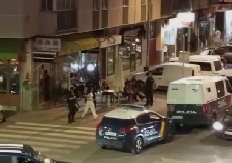 Un amplio dispositivo policial se desplegó anoche en el barrio de Santa catalina.