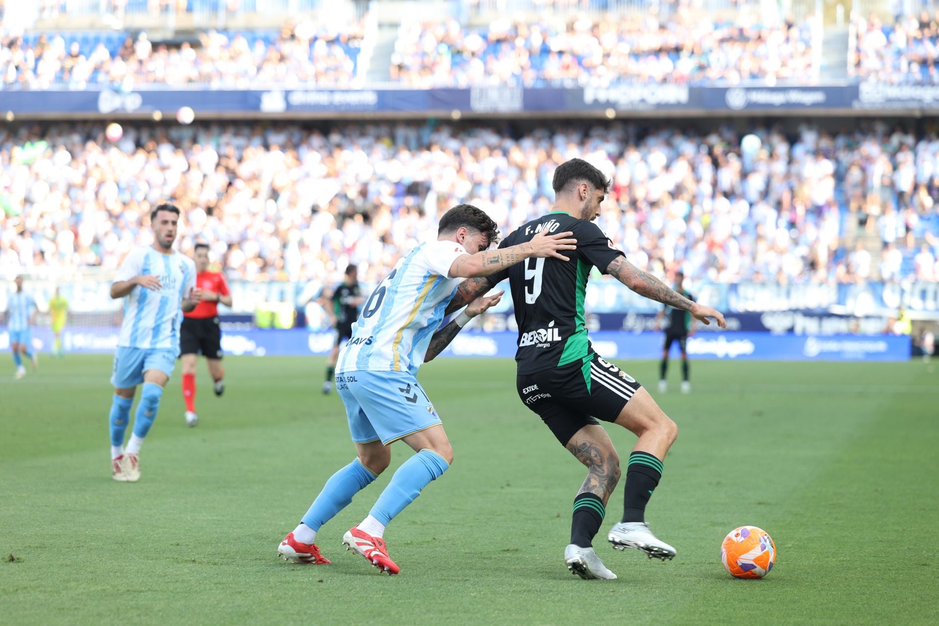 El encuentro del Málaga y del Burgos CF en La Rosaleda, en imágenes
