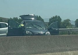 En el lugar del accidente se ha precisado asistencia sanitaria para atender a una persona herida.