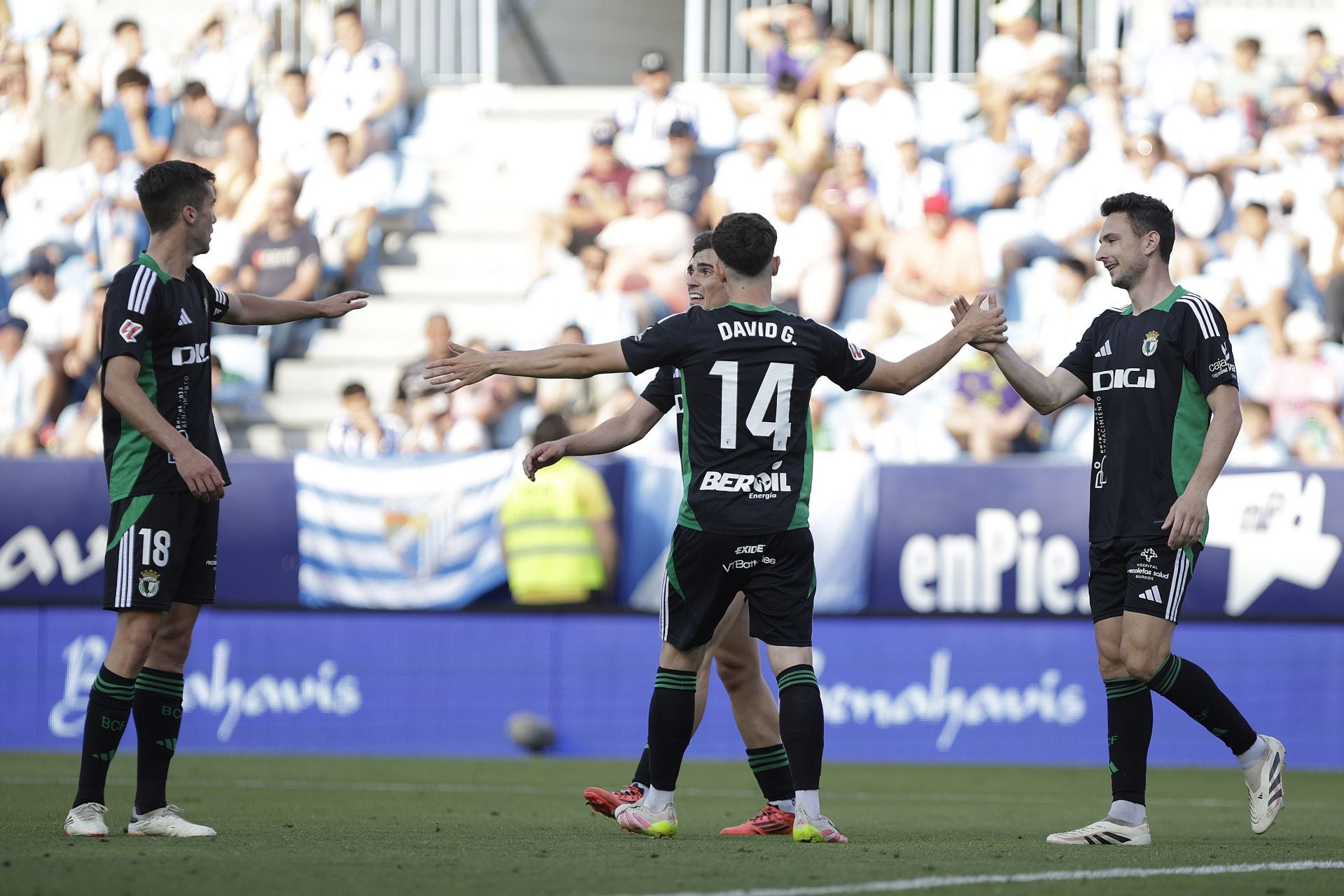El encuentro del Málaga y del Burgos CF en La Rosaleda, en imágenes