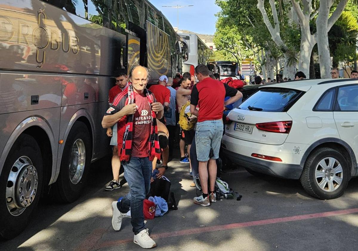 Imagen principal - La afición del Mirandés en Cartagena. 