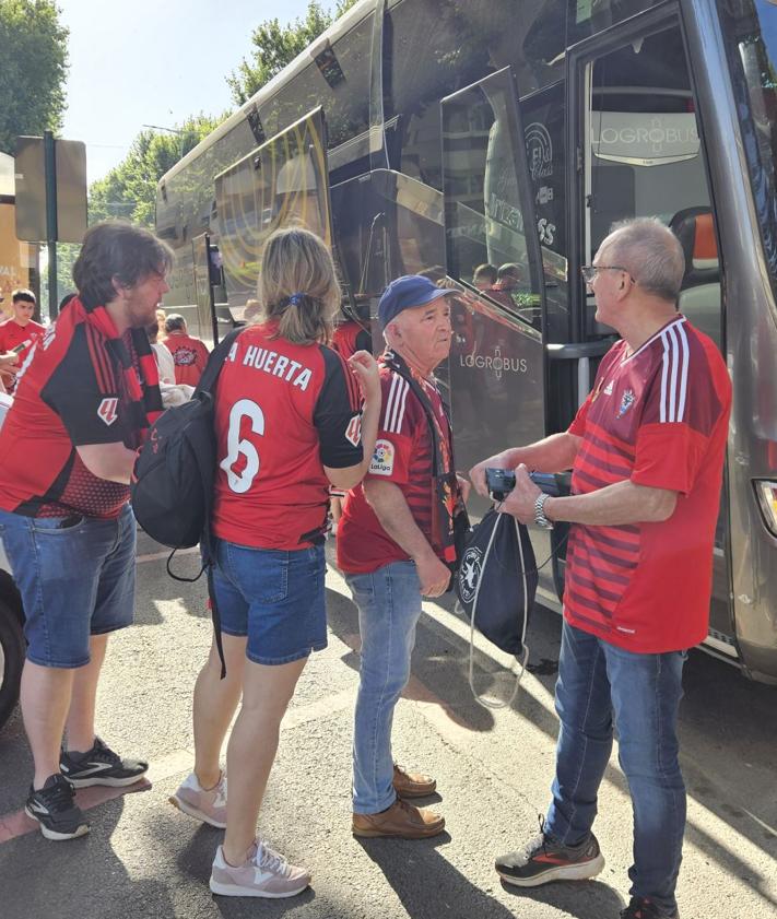 Imagen secundaria 2 - La afición del Mirandés en Cartagena. 