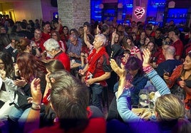 Parte de la afición del Mirandés en un bar de la ciudad