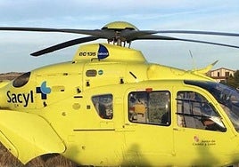 Debido a la zona de difícil acceso donde ha quedado el coche, ha tenido que intervenir el helicóptero de rescate.