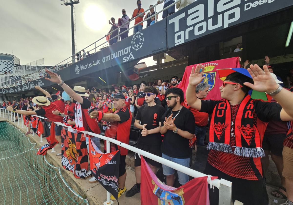 La afición del Mirandes en la primera parte de encuentro