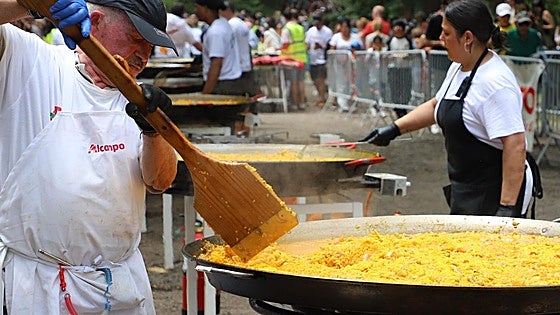 El ensayo para El Curpillos llena la Blanca y reparte 6.000 raciones de paella en Burgos