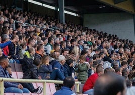Aficionados del Burgos CF, en El Plantío.