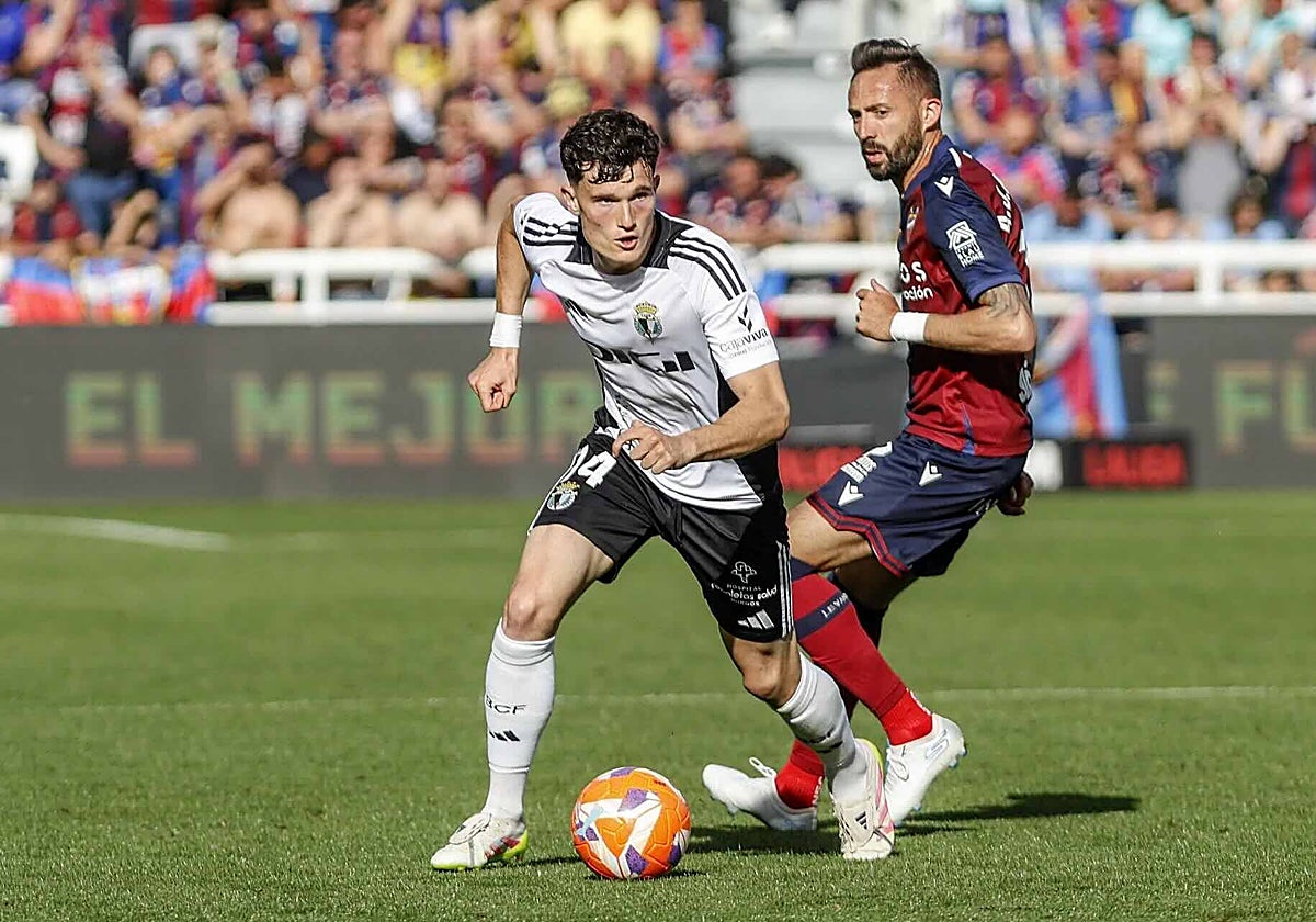 David González se anticipa al veterano Morales, del Levante.