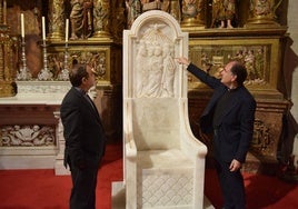 El deán-presidente del Cabildo, Félix José Castro Lara (izda.), y el vicepresidente y prefecto de Liturgia, Agustín Burgos Asurmendi presentan la nueva sede episcopal.