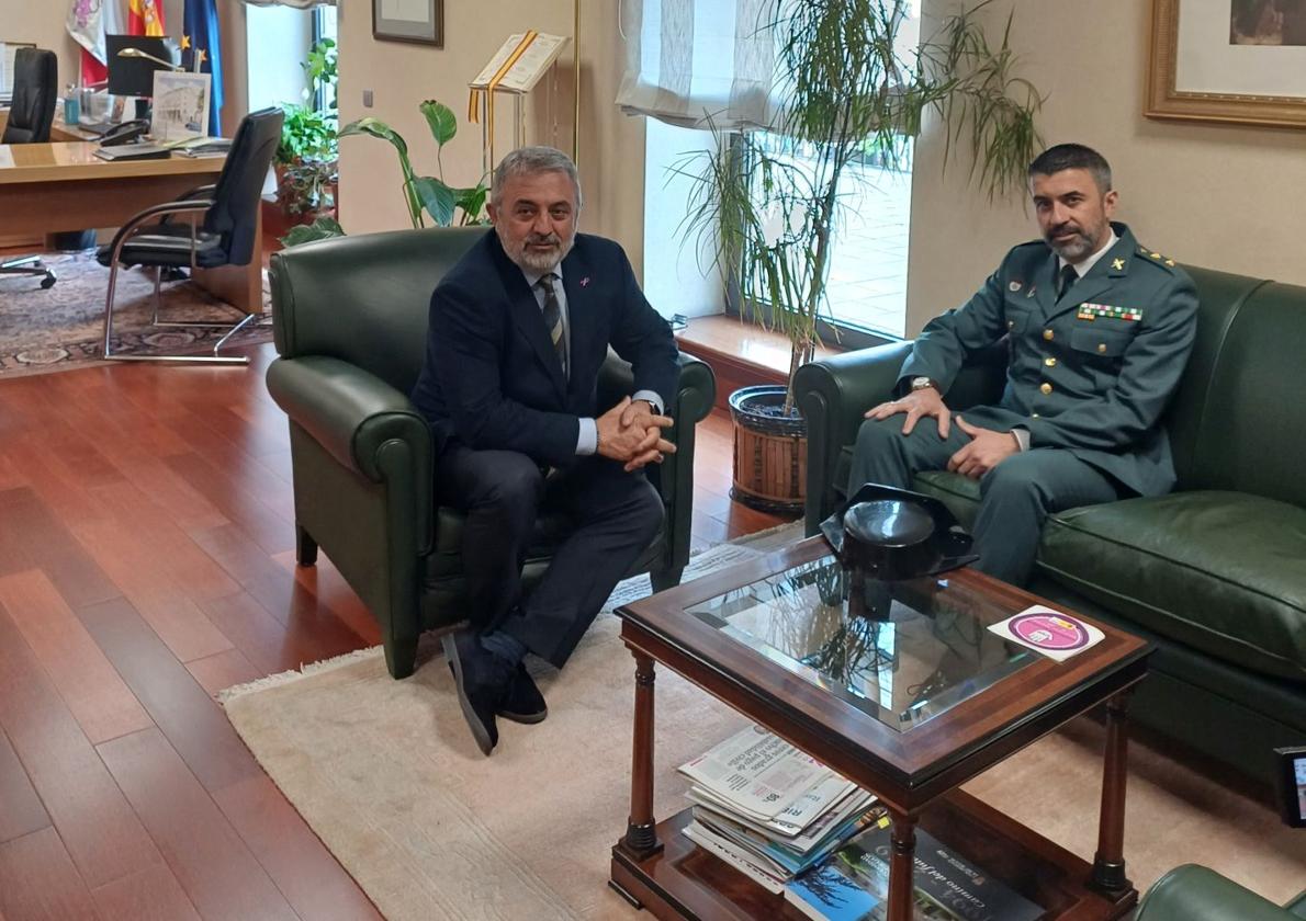 El subdelegado del Gobierno en Burgos, Pedro de la Fuente, junto al teniente coronel José Javier González Jiménez junto.
