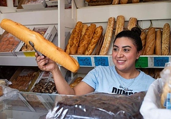 Una autónoma al frente de su panadería.